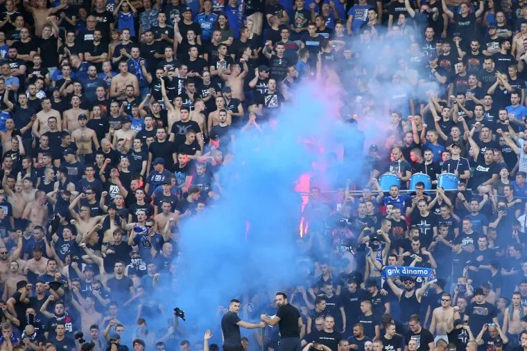 Boysi bakljadom zaplavili Maksimir! Planula i zastava UEFA-e