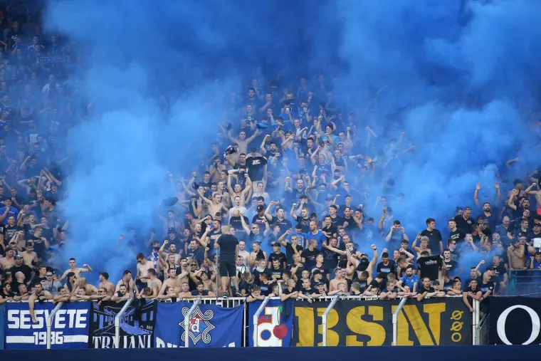 Boysi bakljadom zaplavili Maksimir! Planula i zastava UEFA-e