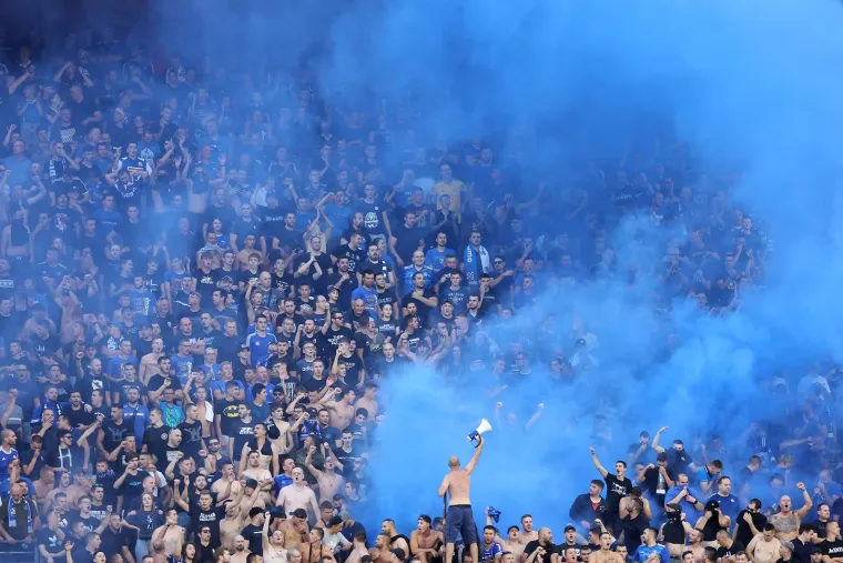 Boysi bakljadom zaplavili Maksimir! Planula i zastava UEFA-e