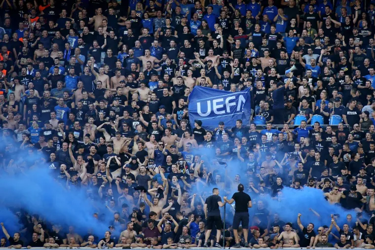 Boysi bakljadom zaplavili Maksimir! Planula i zastava UEFA-e