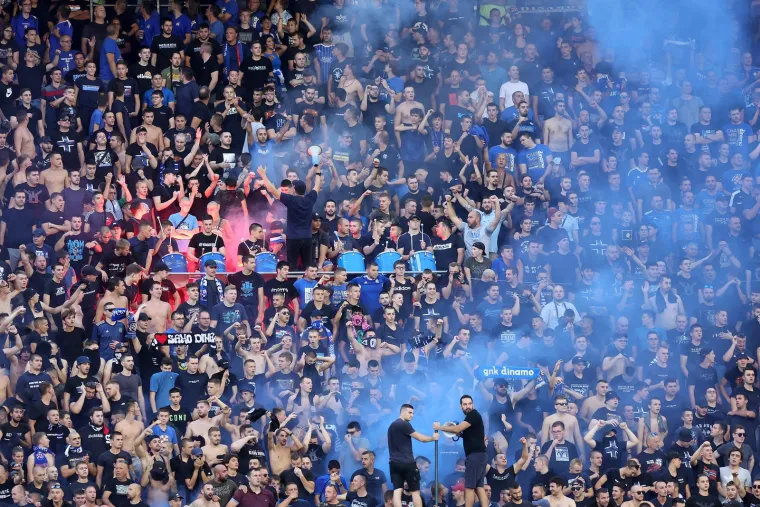 Boysi bakljadom zaplavili Maksimir! Planula i zastava UEFA-e