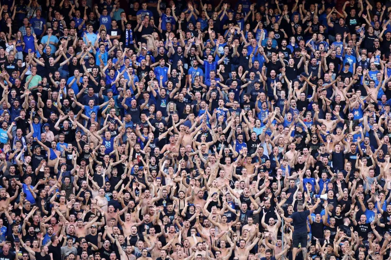 Boysi bakljadom zaplavili Maksimir! Planula i zastava UEFA-e