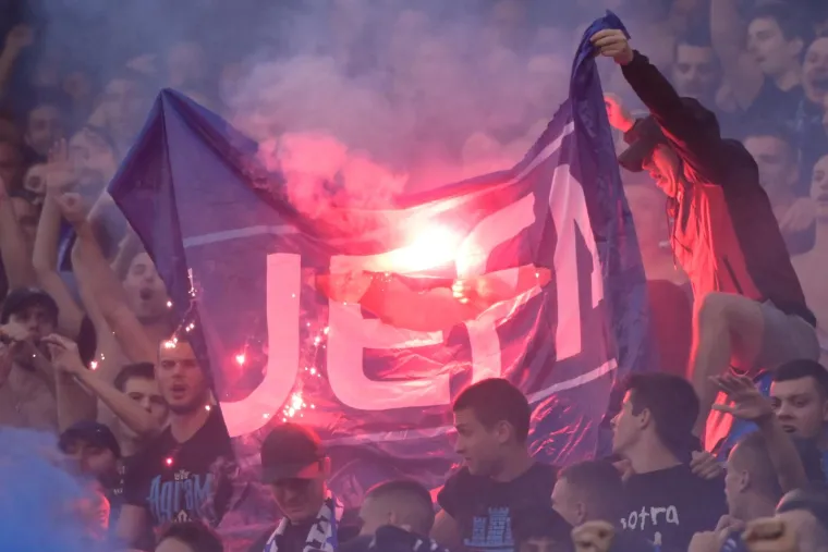 Boysi bakljadom zaplavili Maksimir! Planula i zastava UEFA-e