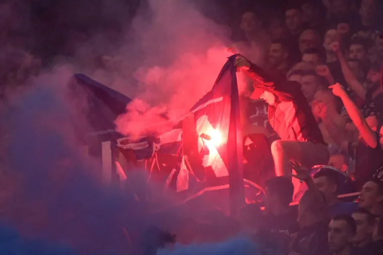 Boysi bakljadom zaplavili Maksimir! Planula i zastava UEFA-e