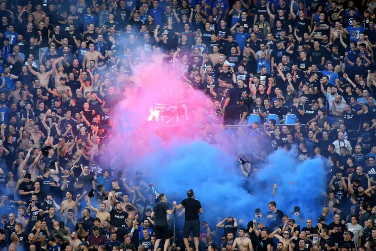 Boysi bakljadom zaplavili Maksimir! Planula i zastava UEFA-e