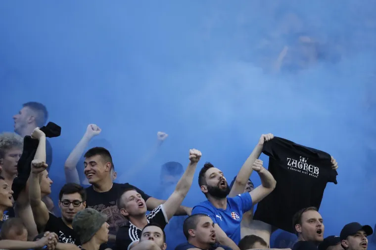 Boysi bakljadom zaplavili Maksimir! Planula i zastava UEFA-e