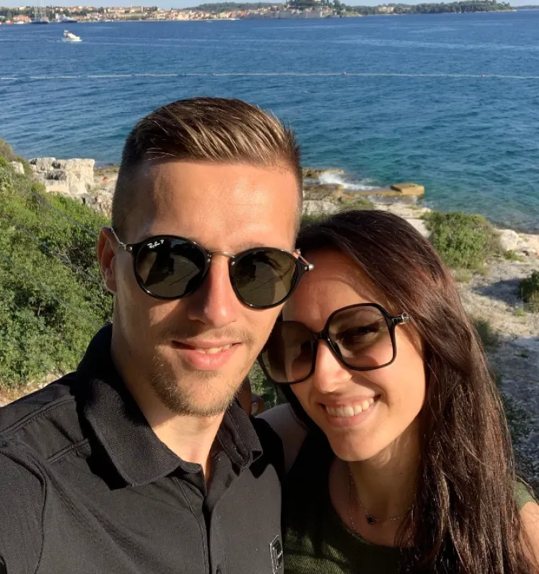 Mislav je odrastao na Malešnici, kao najmlađe od troje djece. Nogomet je počeo trenirati u vrtiću, a kad je krenuo u školu, počeo je pratiti Dinamove utakmice. Igrao je u Speziji, Rijeci i Celju, nakon čega je otišao put Južne Koreje, a zatim i Kine.