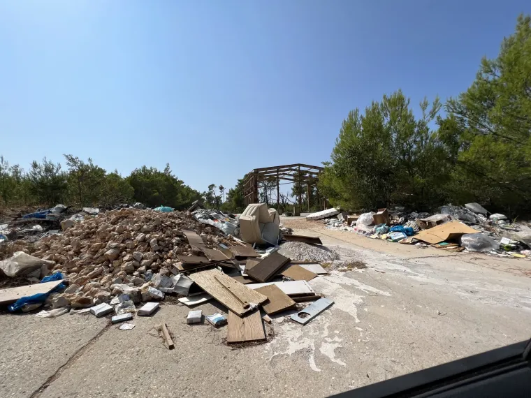 Nekada elitna vojna baza, a danas ruglo uz more: Šepurine su pretvorene u najveće ilegalno odlagalište otpada