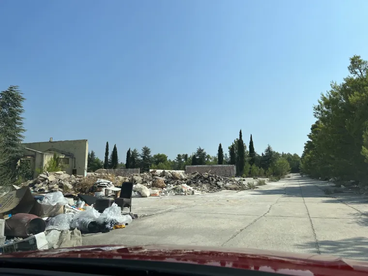 Nekada elitna vojna baza, a danas ruglo uz more: Šepurine su pretvorene u najveće ilegalno odlagalište otpada