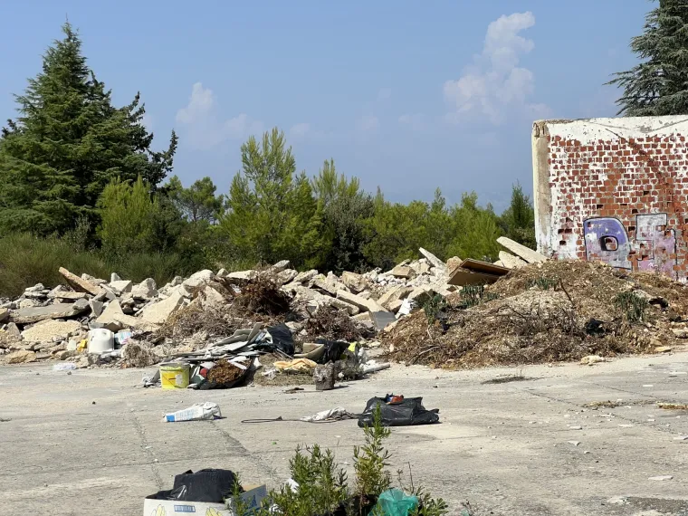 Nekada elitna vojna baza, a danas ruglo uz more: Šepurine su pretvorene u najveće ilegalno odlagalište otpada