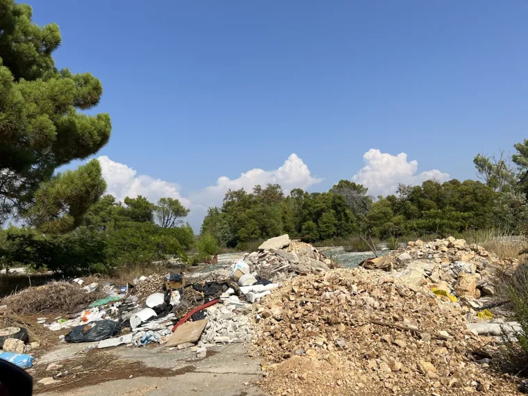 Nekada elitna vojna baza, a danas ruglo uz more: Šepurine su pretvorene u najveće ilegalno odlagalište otpada