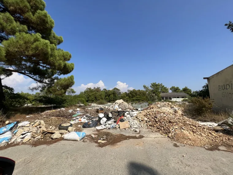 Nekada elitna vojna baza, a danas ruglo uz more: Šepurine su pretvorene u najveće ilegalno odlagalište otpada