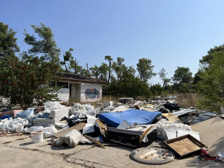 Nekada elitna vojna baza, a danas ruglo uz more: Šepurine su pretvorene u najveće ilegalno odlagalište otpada