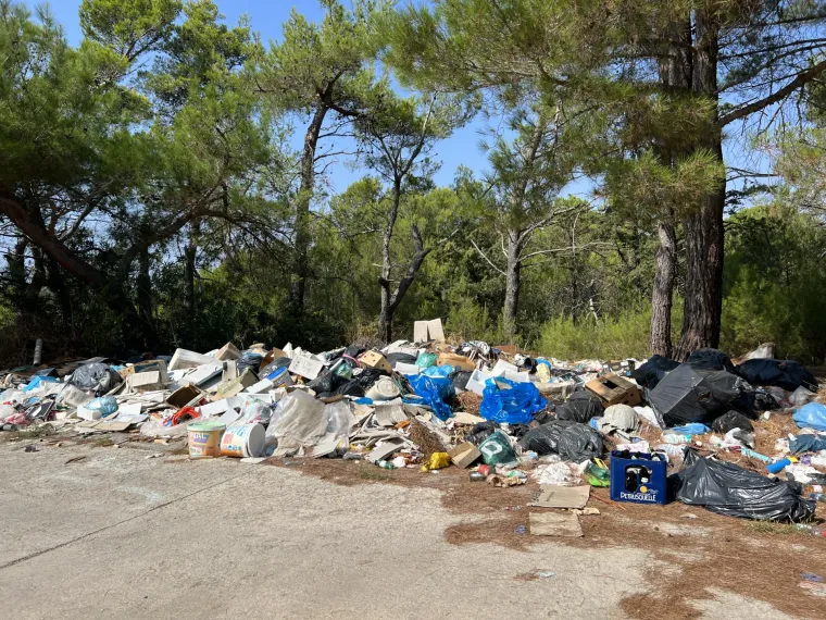 Nekada elitna vojna baza, a danas ruglo uz more: Šepurine su pretvorene u najveće ilegalno odlagalište otpada