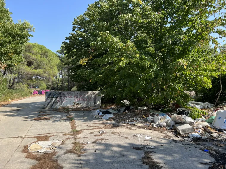 Nekada elitna vojna baza, a danas ruglo uz more: Šepurine su pretvorene u najveće ilegalno odlagalište otpada