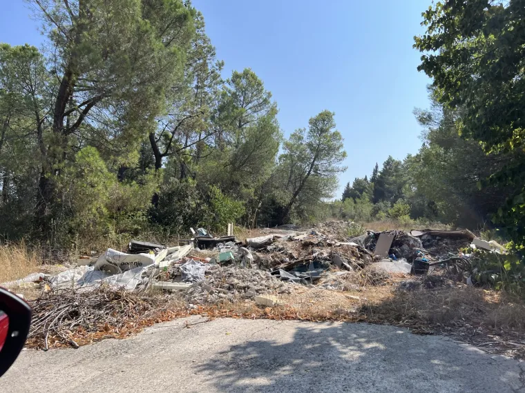 Nekada elitna vojna baza, a danas ruglo uz more: Šepurine su pretvorene u najveće ilegalno odlagalište otpada