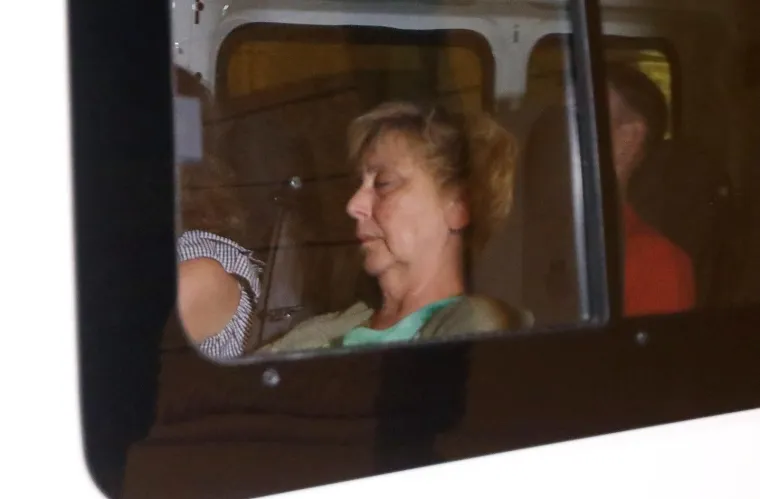 Uhićenu sutkinju Maju Šupe odvezli kombijem u pritvor. Čini se da ju je sve malo izmorilo...