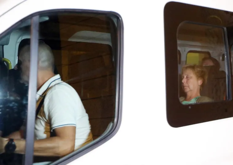 Uhićenu sutkinju Maju Šupe odvezli kombijem u pritvor. Čini se da ju je sve malo izmorilo...