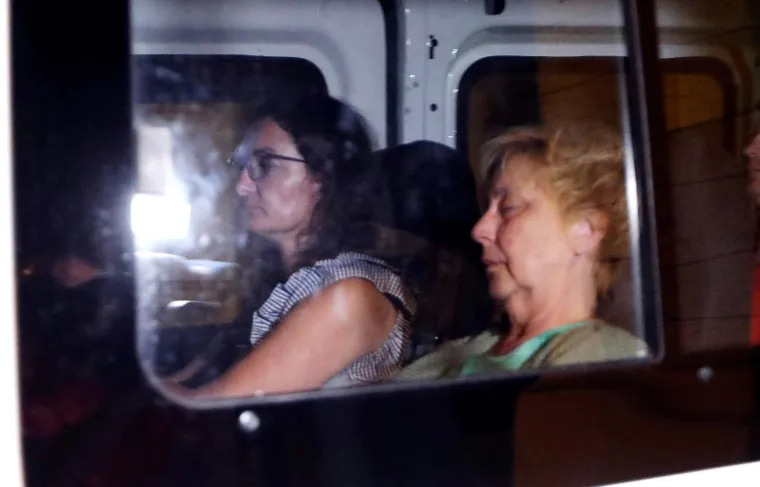 Uhićenu sutkinju Maju Šupe odvezli kombijem u pritvor. Čini se da ju je sve malo izmorilo...