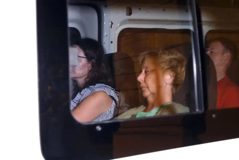 Uhićenu sutkinju Maju Šupe odvezli kombijem u pritvor. Čini se da ju je sve malo izmorilo...