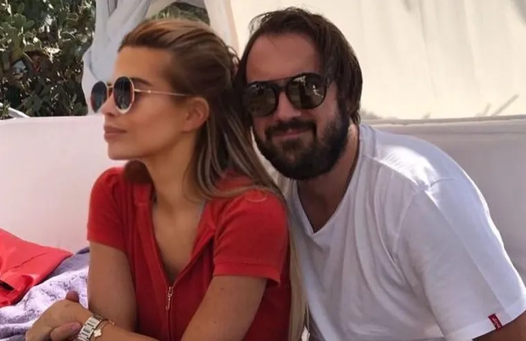 Nikolina je prije desetak dana objavila kako će na UNA TV voditi novu emisiju koja će obilovati zanimljivim, intrigantnim i životnim temama: &quot;Zadovoljna sam jer ulazim u ekipu kojoj vjerujem i u projekt koji zvuči dobro. Zanimljiv je i radit ću s nekim ljudima s kojima sam već surađivala, što mi je u ovom trenutku potrebno. Isto kao što mi je potreban posao da se osjetim korisno, živo i da skrenem misli. Shvatila sam u ovom periodu da sam sebi najbolja kad sam okupirana, slobodno vrijeme me tjera na loše misli&quot;, izjavila je za srpske medije. 

