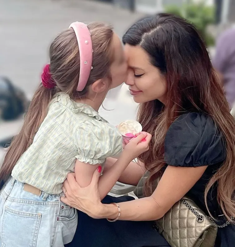 Nikolina je nedavno na svom Instagramu objavila video s priredbe kćerkice Une Sofije ispod kojeg je napisala: &quot;Una - komad sreće u ovom za mene najtežem razdoblju u životu. Teško je pojmiti ovoliku količinu strahota i laži koje su izgovorene i zla koje je na nas usmjereno. Ne mogu se time baviti, neka institucije rade svoj posao. Moja borba je ovo malo pile. Napravit ću sve da je sačuvam od ovog medijskog linča i gliba.&quot;