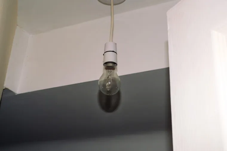 1. Učinkovitost žarulja je vrlo niska jer samo pet do 10 posto potrošene energije pretvaraju u svjetlost. Idealnu zamjenu čine štedne žarulje zbog višeg stupnja učinkovitosti i bolje kvalitete, odnosno dugotrajnije su. Procijenjeno trajanje štedne žarulje je čak do osam puta duže.