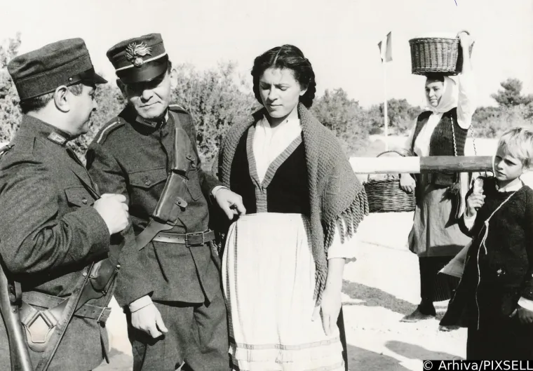 Mira je 1986. godine upoznala srpskog redatelja Gorana Gajića s kojim je ubrzo započela vezu. Živjela je na relaciji Beograd – Zagreb. Hrvatski mediji su je početkom devedesetih godina optužili da se priklonila Srbiji i objavili su tekstove u kojima su je nazivali izdajicom.