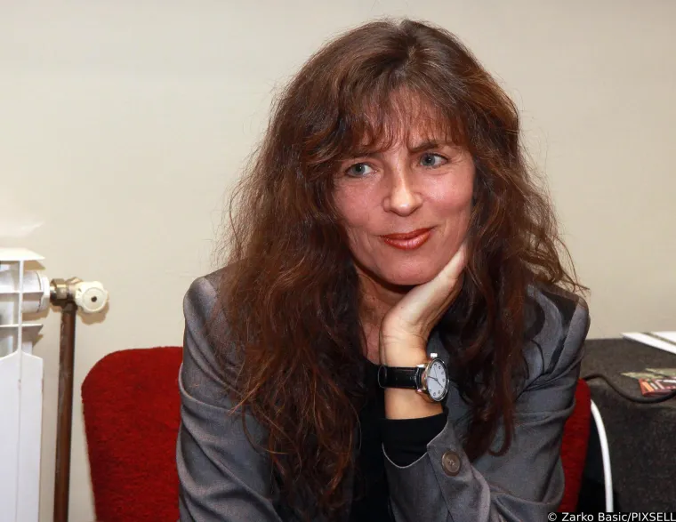 Mira se u intervjuu za Peščanik 2012. godine osvrnila na 1990-te. &quot;Što se tiče vremena devedesetih, čini mi se, iz ove perspektive, da i nisam imala izbora nego da živim svoj život onako kako sam ga živjela. Da sam postupila nekako drukčije, to bi onda bila neka druga osoba. Ja sam bila od onih koji su zaista vjerovali u takozvano bratstvo i jedinstvo, ali ne samo naših naroda, nego svih ljudi na svijetu. I još uvijek vjerujem da je to jedina opcija za opstanak ljudske rase. Sve drugo vodi u nasilje, patnju i uništenje. Ne razumijem nacionalizam, ne vibriram na toj žici. Možda je to proizvod moga odgoja u obitelji koja je bila ateistička i antinacionalistička, možda je to proizvod moga etničkog sustava gdje su svaki moj djed i svaka baka bili druge nacionalnosti. Kad sam jednom kao dijete pitala tatu: &apos;Jesmo li mi Talijani?&apos;, on mi je mudro odgovorio: &apos;Ovisi iz kojeg ugla gledamo&apos;. A onda mi u Istri jedan Istrijan kaže: &apos;Furlani nisu Talijani. Oni su Furlani&apos;. Moj djed Janez Furlan je, međutim, cijeli svoj život bio pretplaćen na časopis Slovenac, a živio je u Ogulinu, u Hrvatskoj. Moja baka je bila rođena s druge strane Kupe, što ju je svrstalo u Hrvate, iako je govorila istim goranskim jezikom kao djed koji je živio na slovenskoj strani. Oduvijek mi se činilo da su nacionalne etikete slučajne i, više-manje, proizvoljne. Moj drugi djed Fritz Weil je imao mogućnost da ode u Izrael i da se tako spasi za vrijeme Drugog svjetskog rata, ali je odbio otići jer nije vjerovao ni u koji, pa tako ni cionisticki, nacionalizam. To ga je vjerovanje stajalo glave, mučki je, naime, ubijen u ustaškom logoru Jasenovac. Odrasla sam, dakle, na tim užasnim pričama i u strahu od svakog nacionalizma i fašizma. To je naprosto dio mog bića&quot;, kazala je tada.
