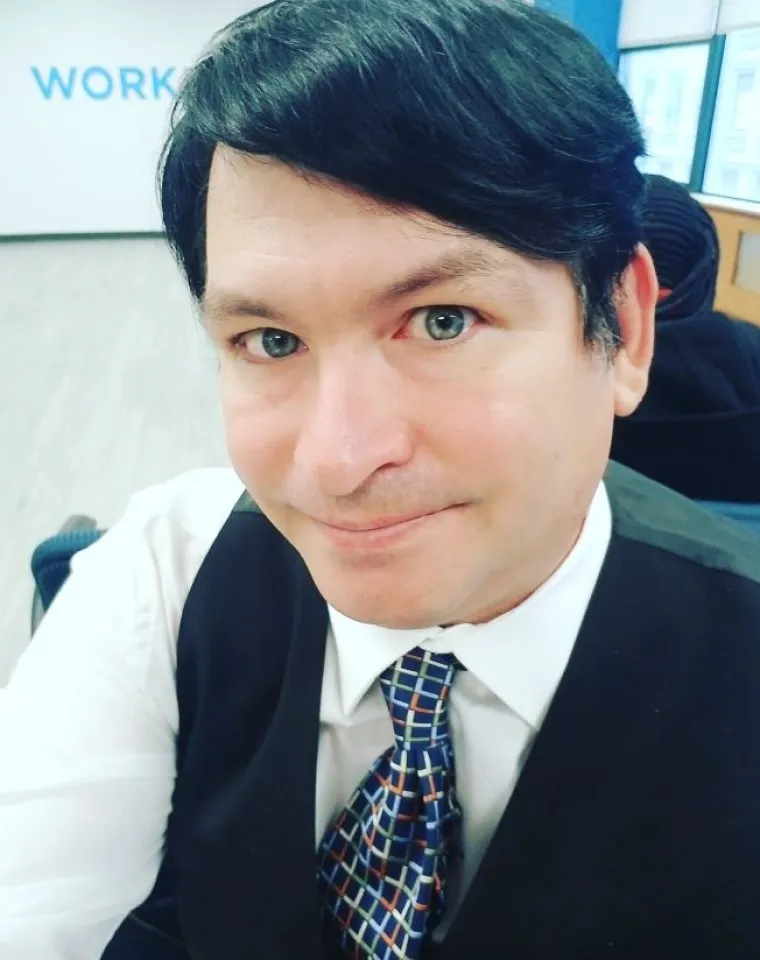 Amerikanac je čak otkrio da poznate žene često privlači njegova muškost te mu šalju poruke i žele s njim seks.
