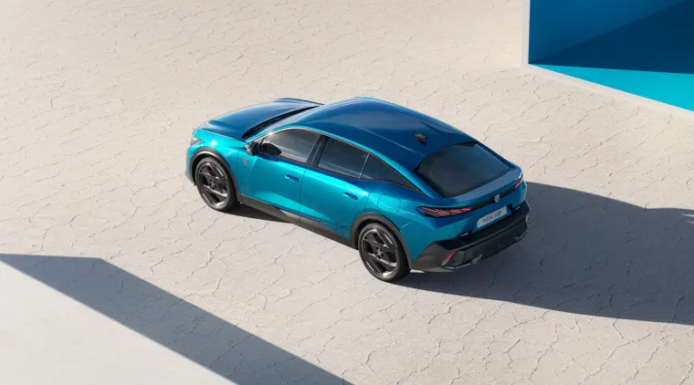 Peugeot 408 se ističe svojom dinamičnom siluetom koja podsjeća na coupe liniju, a poznatija je kao fastback. Linije su oštre, prednja maska je u boji karoserije kako bi se stopila s prednjim krajem