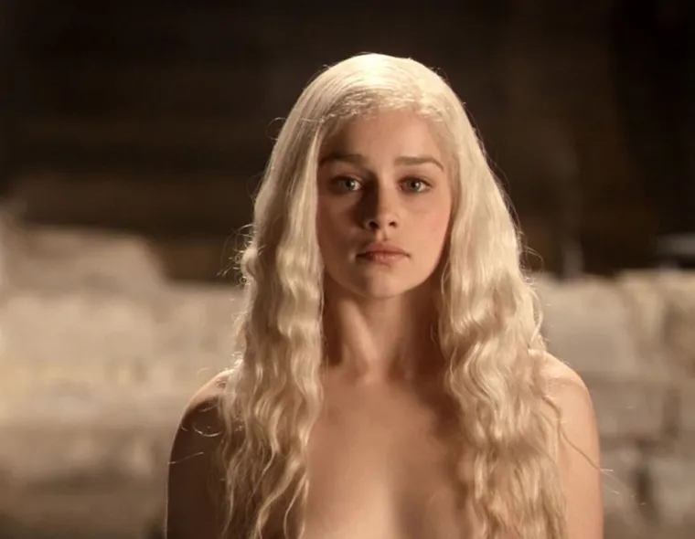 Emilia Clarke bila je gola u scenama seksa u popularnoj seriji &quot;Igra prijestolja&quot;. Ona je u podcastu Armchair Expert otkrila da je Jason Momoa igrao veliku ulogu u tome da se osjeća ugodno na setu. &quot;Bio je tako ljubazan i pažljiv i brinuo se o meni&quot;.