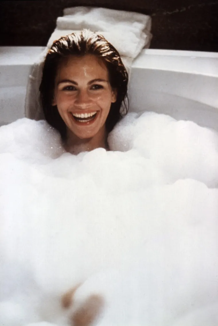 Julia Roberts glumila je u filmovima koji su sadržavali poprilično vruće seksi scene, no uvijek je inzistirala da se one ublaže. Kada su je pitali bi li snimila golišavu scenu, rekla je: &quot;Znate da to nije ono što ja radim. Ako me pitaju da to ipak napravim, moraju očekivati da ću zatražiti da ju ublaže. Ipak sam mama troje djece&quot;.