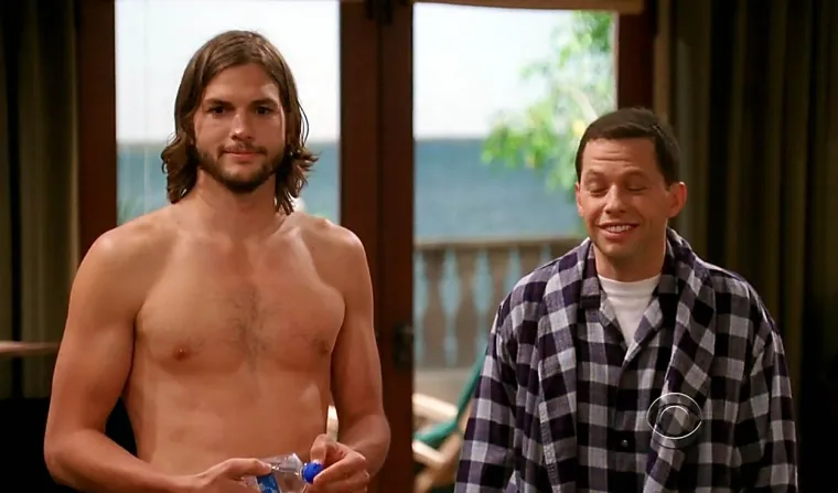 Ashton Kutcher nema problema sa snimanjem golišavih scena. Objasnio je kako se nakon snimanja radije &quot;ponaša kao da se ništa nije dogodilo&quot;. &quot;Snimanje golišavih scena uvijek počinjem s isprikom. Jedan je glumac jednom rekao, mislim da je to bio Sir Laurence Olivier, &apos;Ispričavam se ako se uzbudim i ispričavam se ako se ne uzbudim&apos;. Ali uvijek postoji nekako neugodno stanje... I onda između toga ponašam se kao da se ništa nije dogodilo. I onda vidiš koliko si zapravo dobar glumac.&quot;