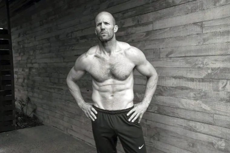 Jason Statham nema problema sa snimanjem golišavih scena. Svojevremeno je rekao da je snimanje scena seksa zapravo &quot;prilično teško&quot; zbog sveg tog meteža koji se događa iza kamere. &quot;Snimanje scene divljeg seksa prilično je teško. Pogotovo na javnom mjestu s gomilom vrištećih statista koji u ruci imaju mobitel i snimaju tvoju bijelu stražnjicu&quot;, istaknuo je.