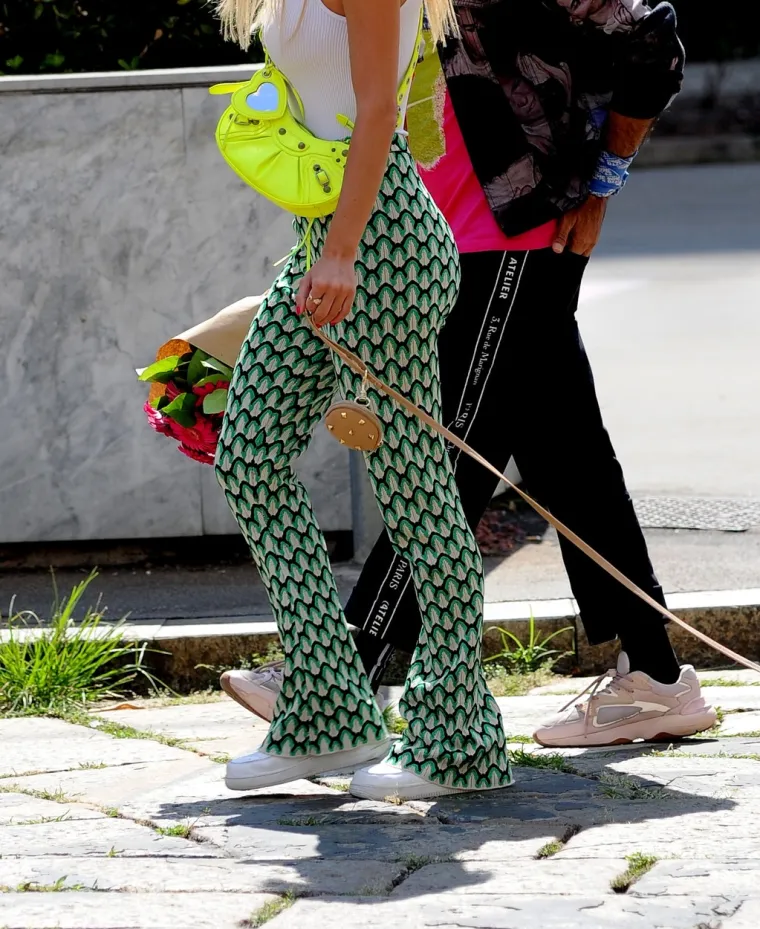 Diletta u zanimljivoj &scaron;etnji: Prvo joj je obožavatelj uručio poklon, a nakon toga je u&scaron;la u auto s nepoznatim mu&scaron;karcem