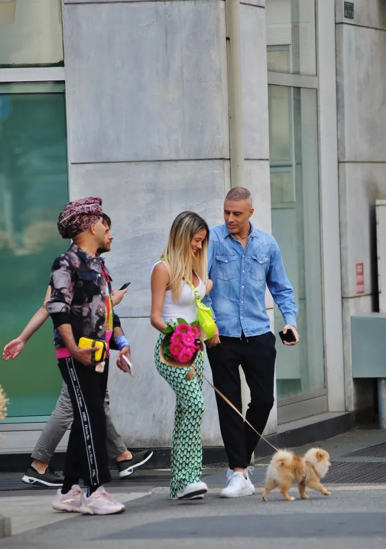 Diletta u zanimljivoj &scaron;etnji: Prvo joj je obožavatelj uručio poklon, a nakon toga je u&scaron;la u auto s nepoznatim mu&scaron;karcem