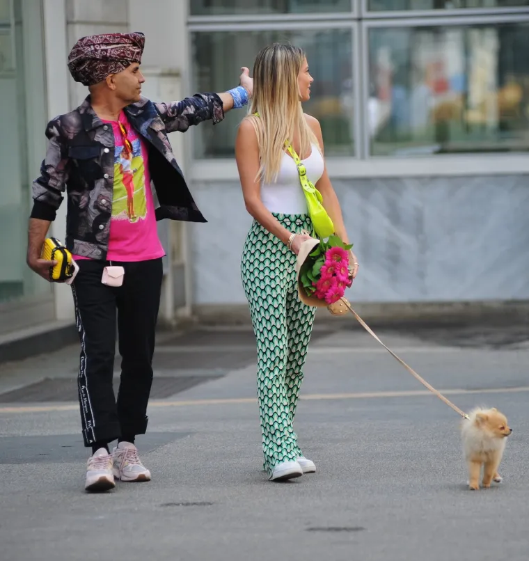 Diletta u zanimljivoj &scaron;etnji: Prvo joj je obožavatelj uručio poklon, a nakon toga je u&scaron;la u auto s nepoznatim mu&scaron;karcem