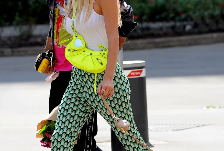 Diletta u zanimljivoj &scaron;etnji: Prvo joj je obožavatelj uručio poklon, a nakon toga je u&scaron;la u auto s nepoznatim mu&scaron;karcem