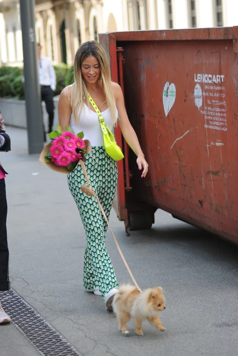 Diletta u zanimljivoj &scaron;etnji: Prvo joj je obožavatelj uručio poklon, a nakon toga je u&scaron;la u auto s nepoznatim mu&scaron;karcem