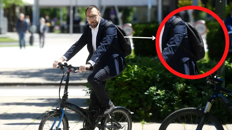 Torbe idu u spremnike za otpadni tekstil. Pazite ipak, ako je torba kožna, onda ne ide u taj spremnik nego u reciklažno dvori&scaron;te. 