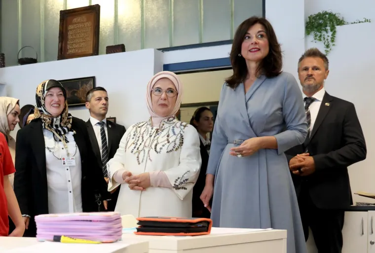 Sanja ostavila sve bez daha, ni Erdoganova supruga nije joj mogla odoljeti: Prva dama Lijepe naše oduševila, svi su gledali samo u nju