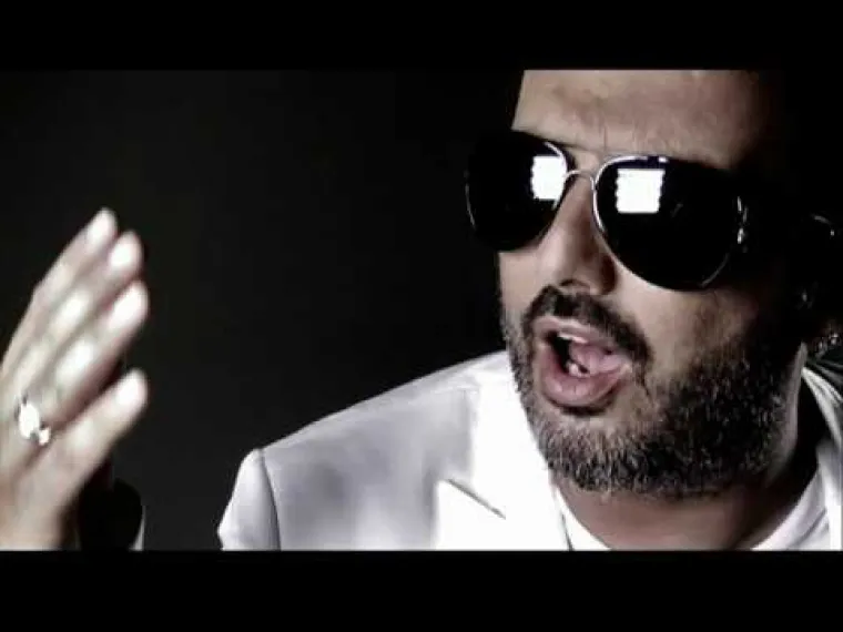 Boris Novković je 2009. godine s Tonyjem Cetinskim snimio duet &quot;Nek&apos; se raduje&quot;. Borisu je ovo treći “muški” duet: prethodna dva snimio je s Kemalom Montenom (“Daleko”) i Dinom Dvornikom (“Malo nas je, al’ nas ima”). U novoj pjesmi, koju je otpjevao zajedno s Tonyjem, ponovno progovara o vječnim temama – prijateljstvu i ljubavi.