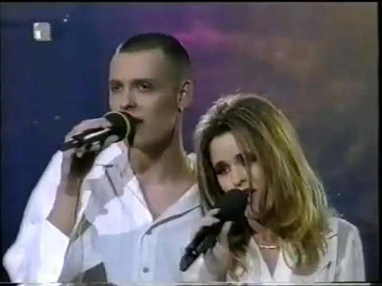 Godine 2003. Tina i Nik&scaron;a na Dori su izveli pjesmu "Za sva vremena". Nažalost, pjesma je ostala za sva vremena, a za Tinu i Nik&scaron;u se kasnije i nije ba&scaron; previ&scaron;e čulo. Podsjetimo, Valentina Krtanjek (koju su mnogi uspoređivali s Vesnom Pisarović) i Nik&scaron;a Jurinović debitirali su na Dori 1998. te je od tada njihova karijera krenula uzlaznom putanjom.