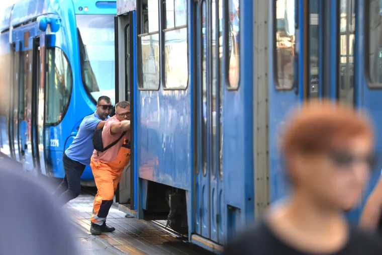 Kad se male ruke slože: U cijelom kolapsu umjesto galame jednih na druge, građani pomogli progurati tramvaj