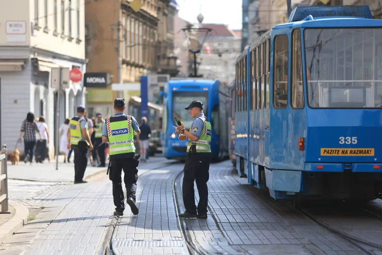Kad se male ruke slože: U cijelom kolapsu umjesto galame jednih na druge, građani pomogli progurati tramvaj