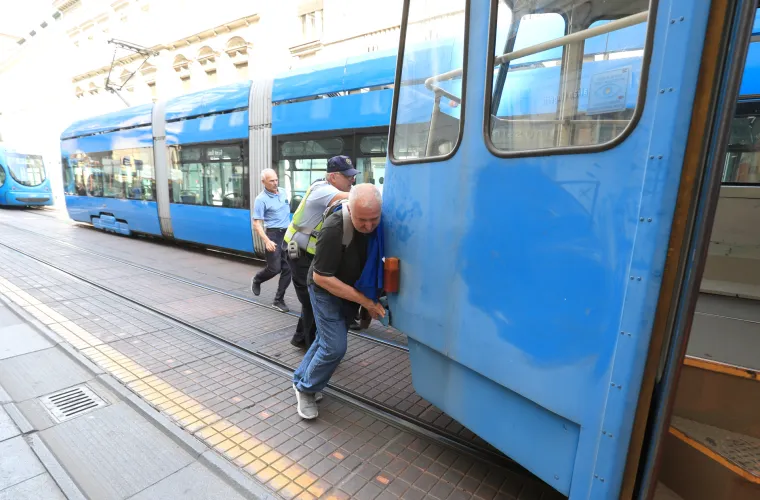 Kad se male ruke slože: U cijelom kolapsu umjesto galame jednih na druge, građani pomogli progurati tramvaj