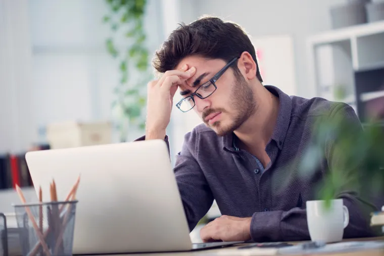 Uobičajeni simptomi meteoropatije uključuju razdražljivost, napetost, nesanicu, poti&scaron;tenost, malodu&scaron;nost, tjelesnu slabost ili bolove. 