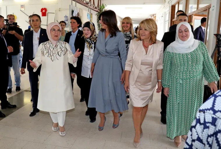 Prve dame Sanja Musić Milanović i Emine Erdogan na satu vjeronauka. Čitali su se i Biblija i Kuran