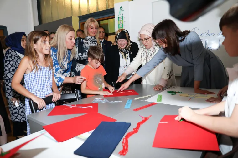 Prve dame Sanja Musić Milanović i Emine Erdogan na satu vjeronauka. Čitali su se i Biblija i Kuran